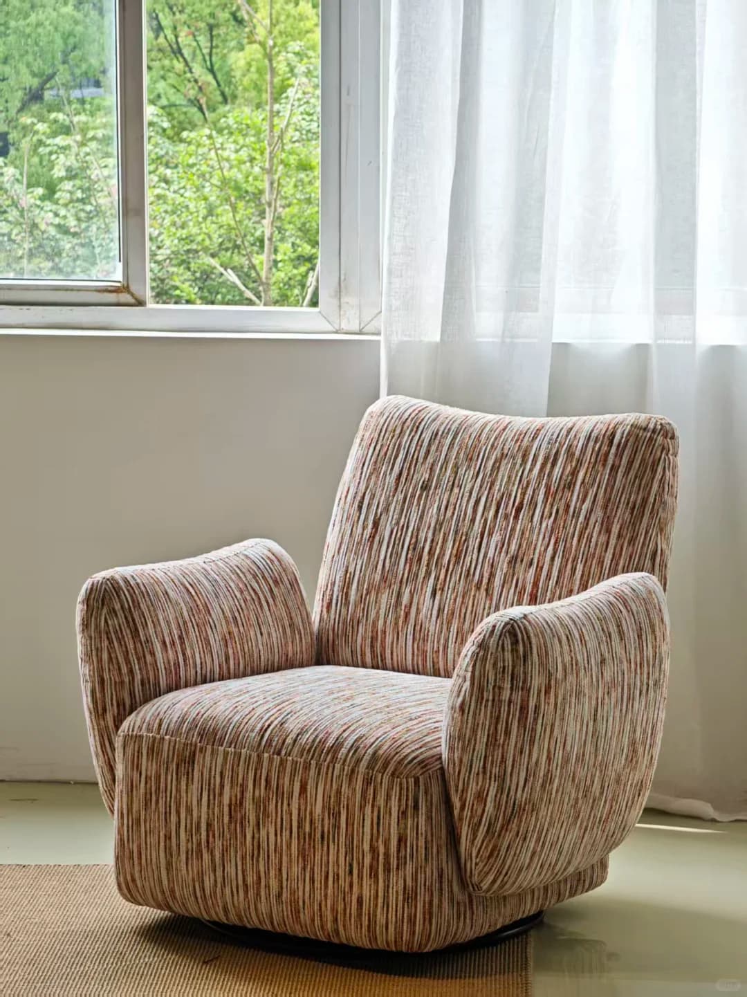 Kitty Swivel Lounge Chair