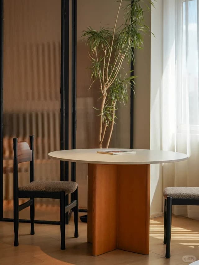 Vivian Round Dining Table shown in DIO SPACE archive image 1