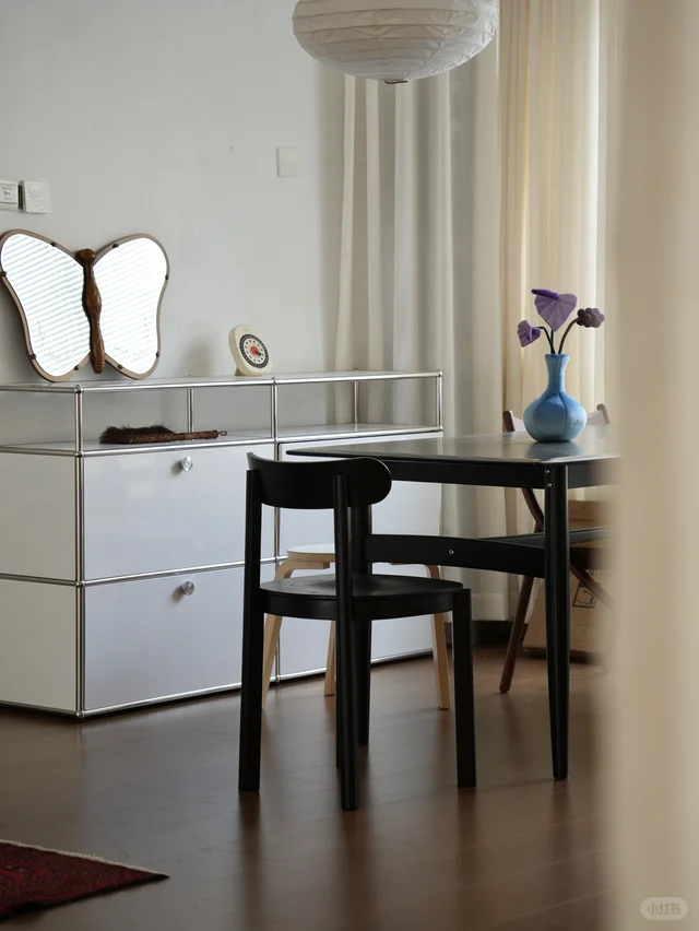 Red Oak Dining Chair shown in DIO SPACE archive image 1