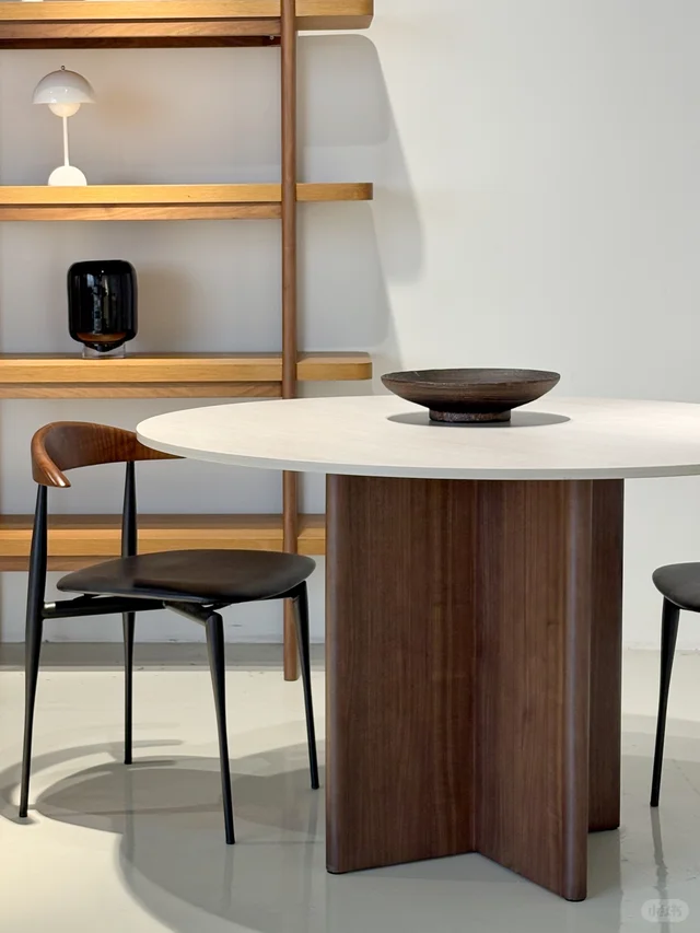 Compact Round Dining Table shown in DIO SPACE archive image 1