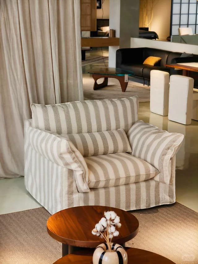 Soufflé Lounge Chair shown in DIO SPACE archive image 1