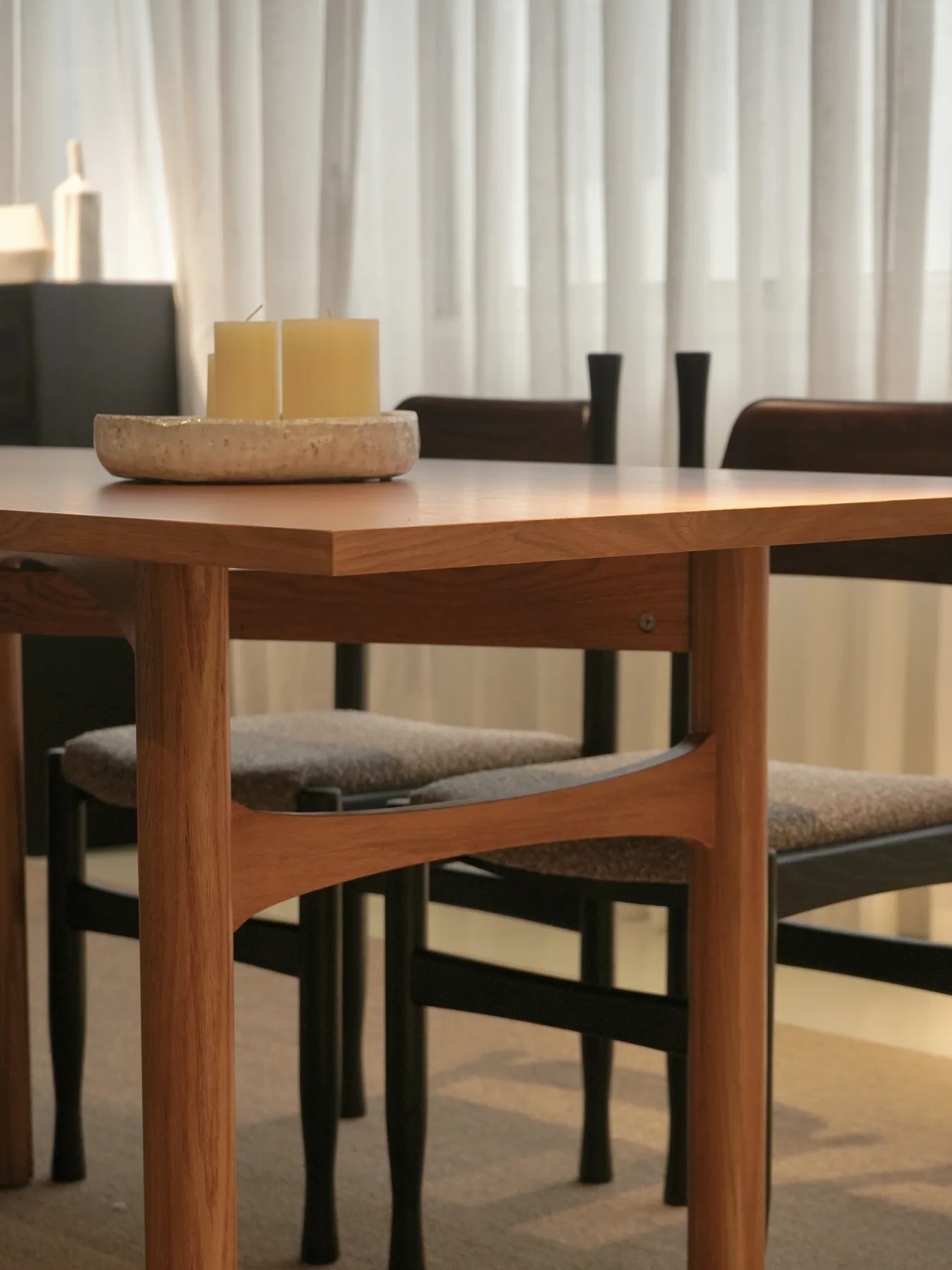 Dijing dining table from the side