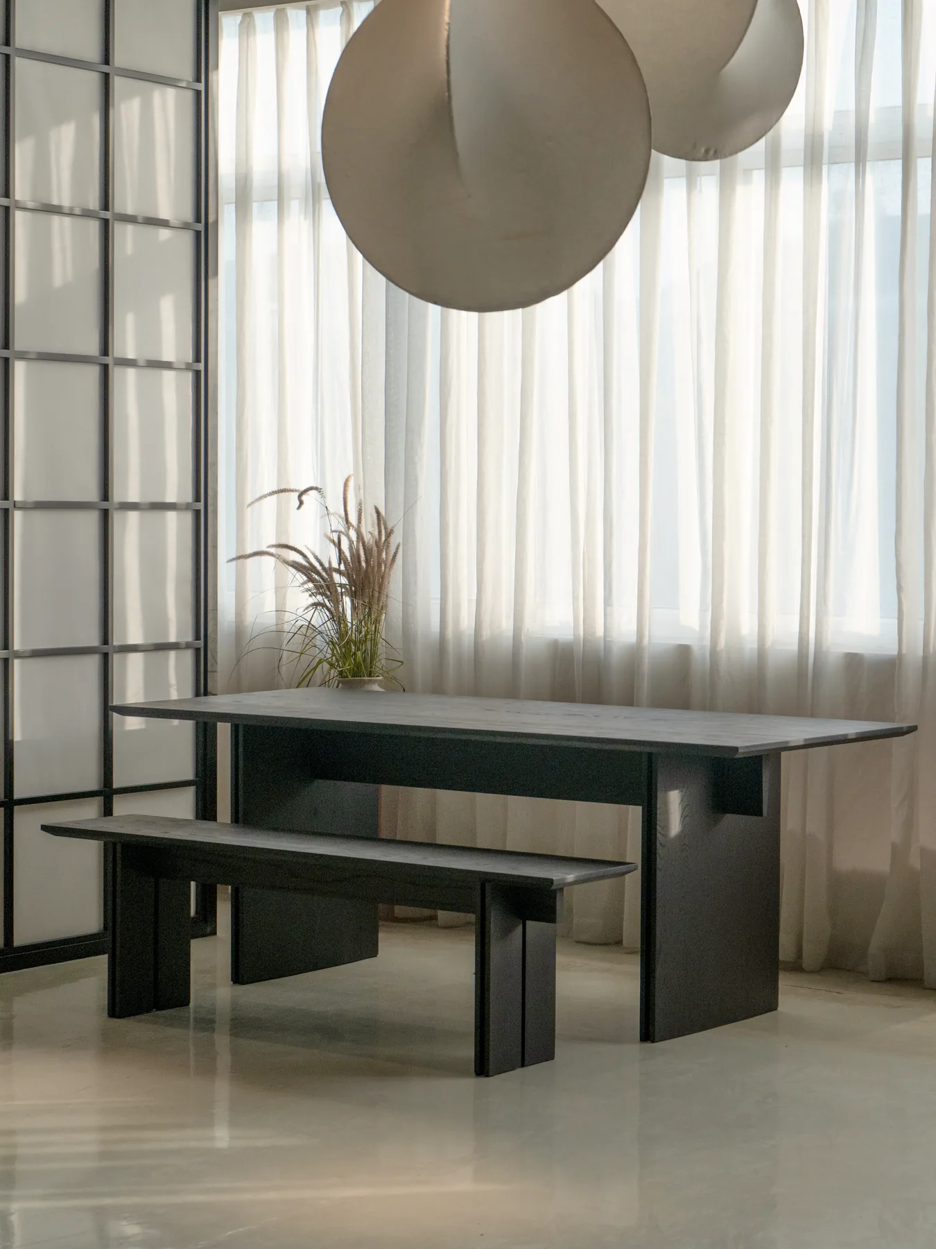 Guili dining set in a bright room