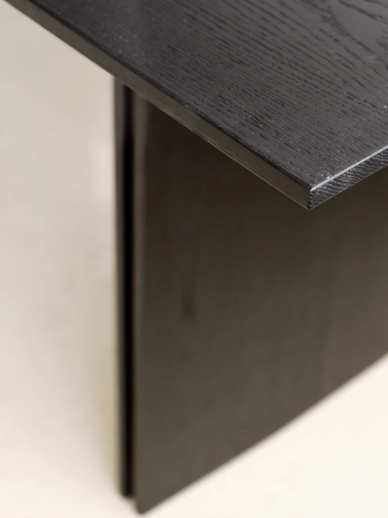 Close view of the Guili tabletop edge