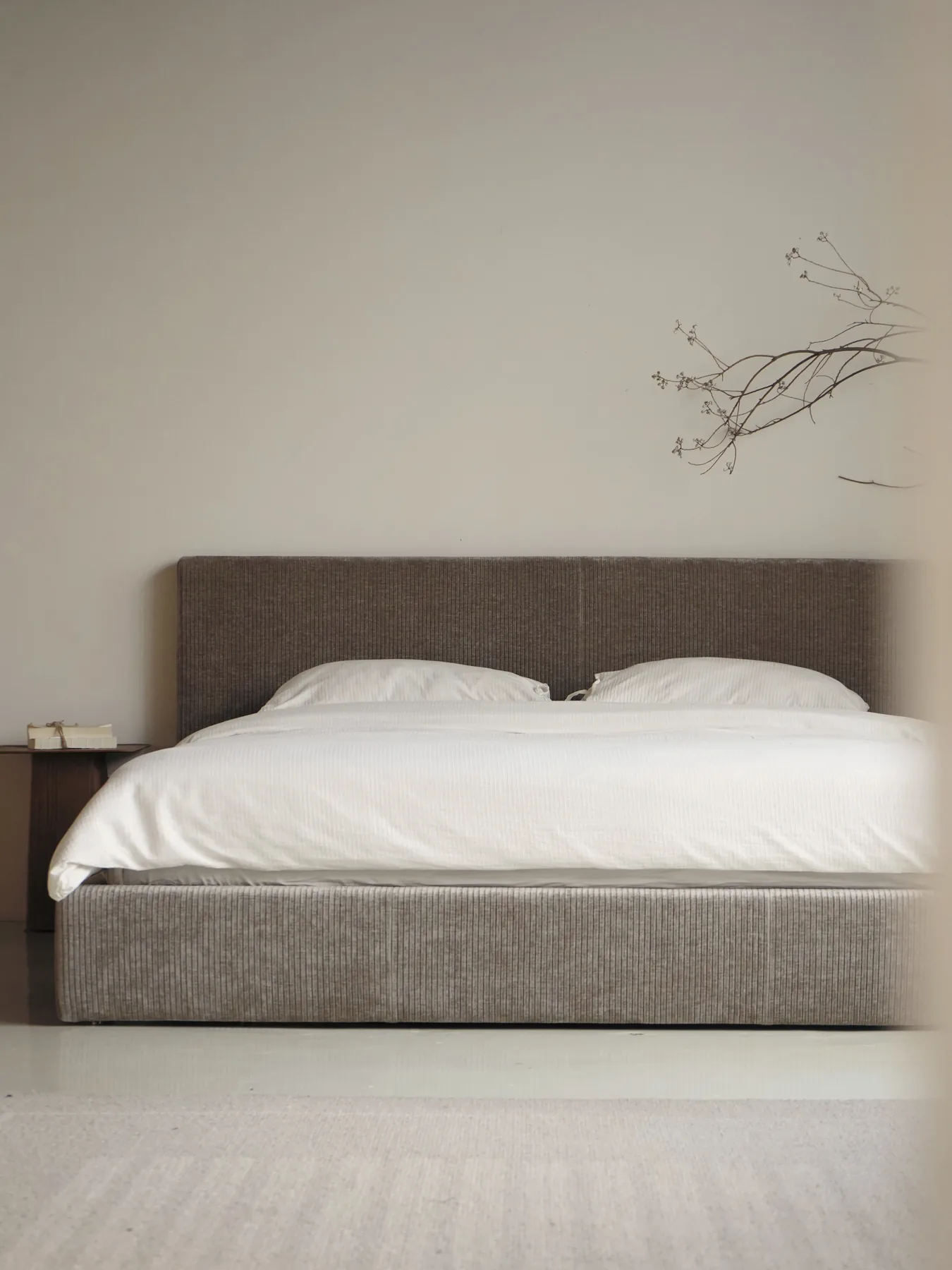 Front view of the Linear Shadow bed