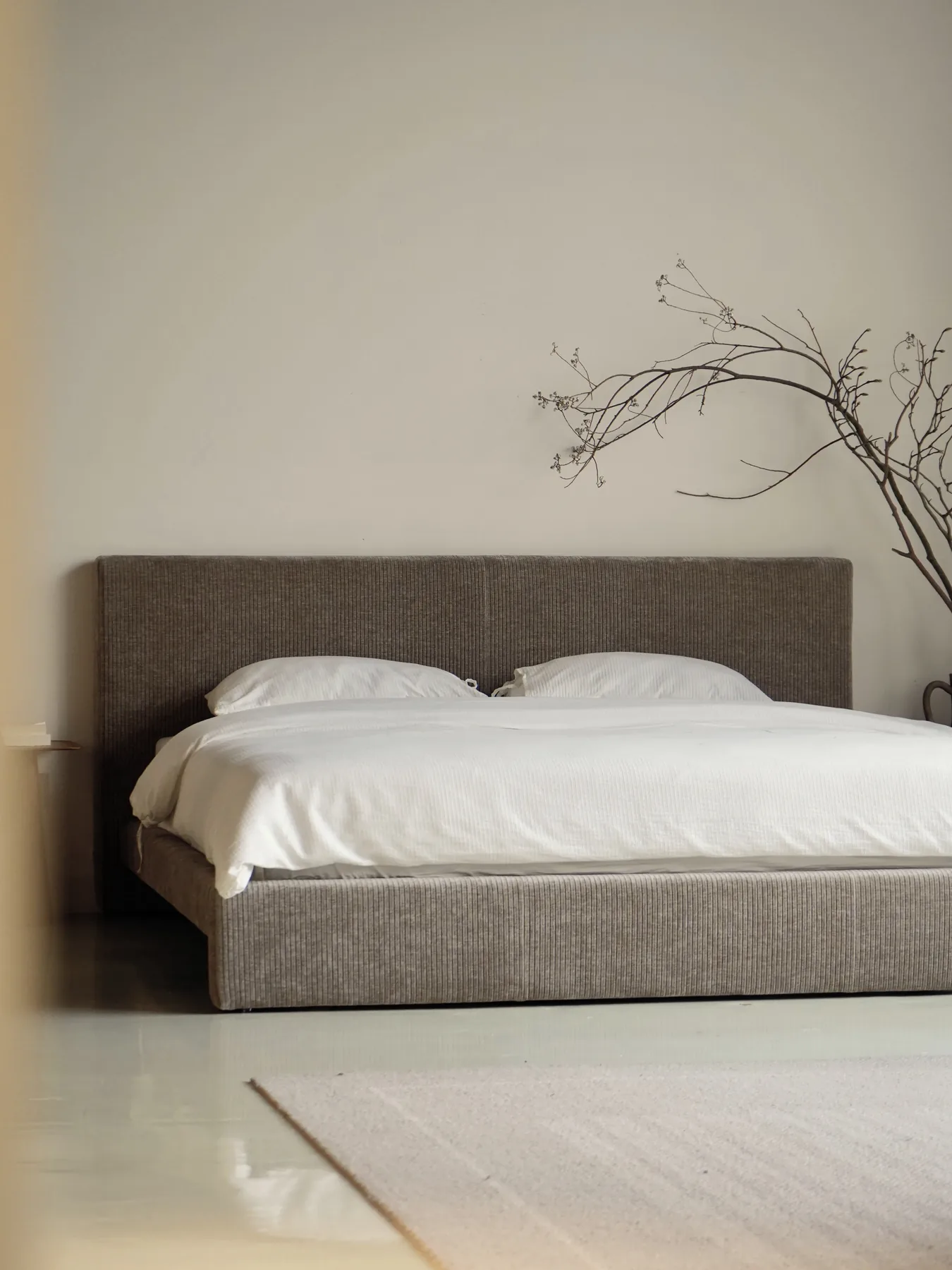 Linear Shadow bed in another showroom setting